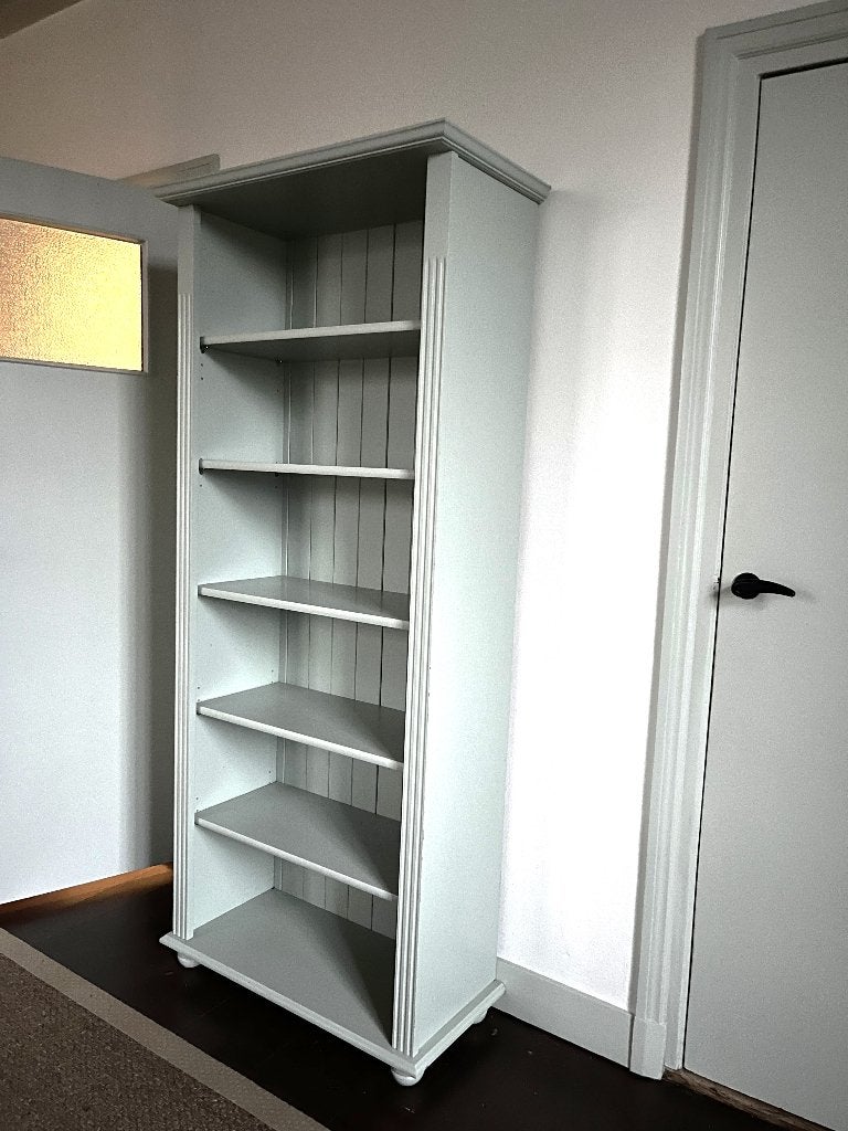 grijsgroen houten boekenkastje, Ophalen, Met plank(en), 50 tot 100 cm, Zo goed als nieuw