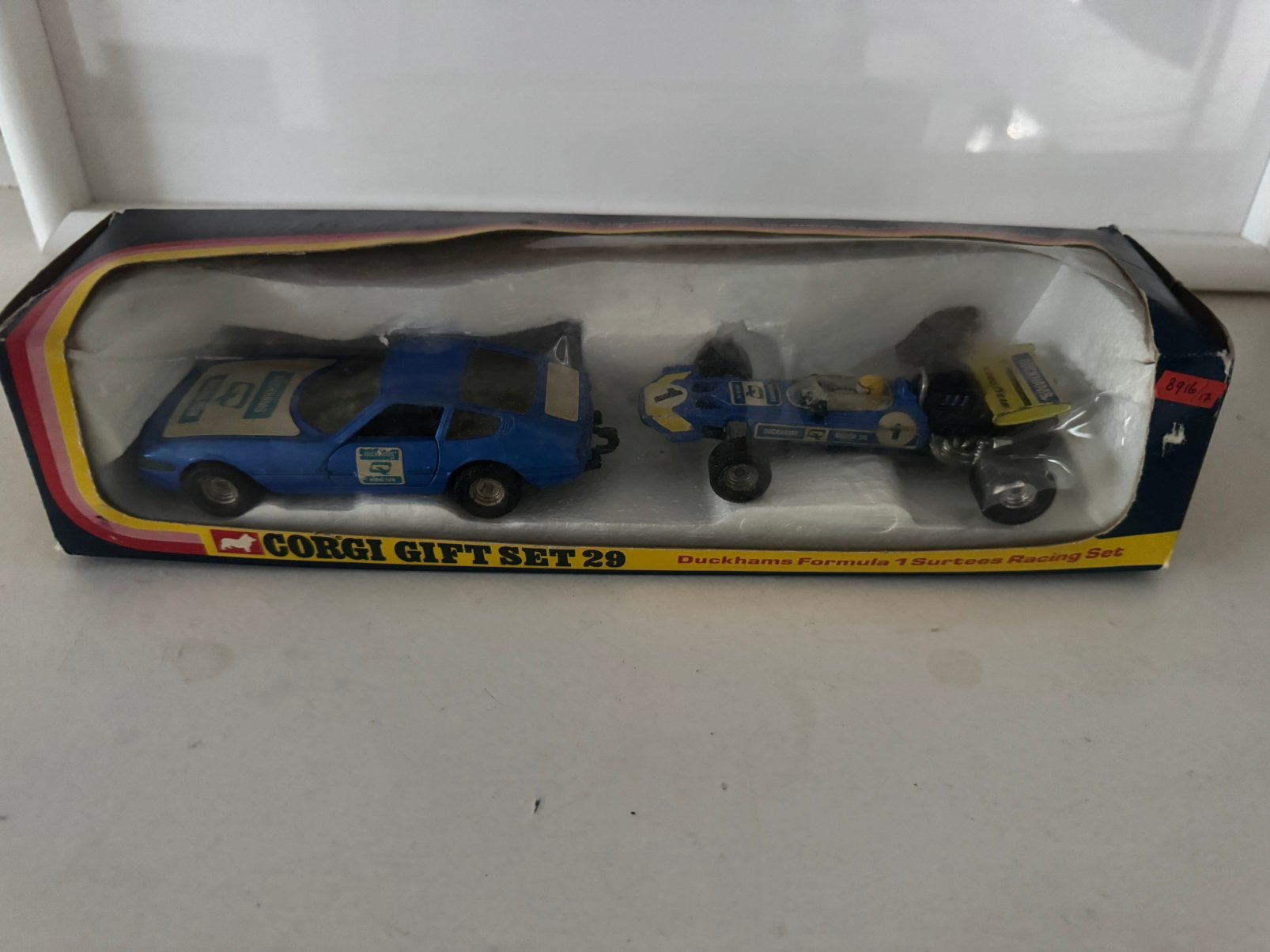 1:36 Ferrari Duckhams + Surtees Racewagen Corgi Toys GS 29, Hobby en Vrije tijd, Ophalen of Verzenden, Gebruikt, Auto, Corgi