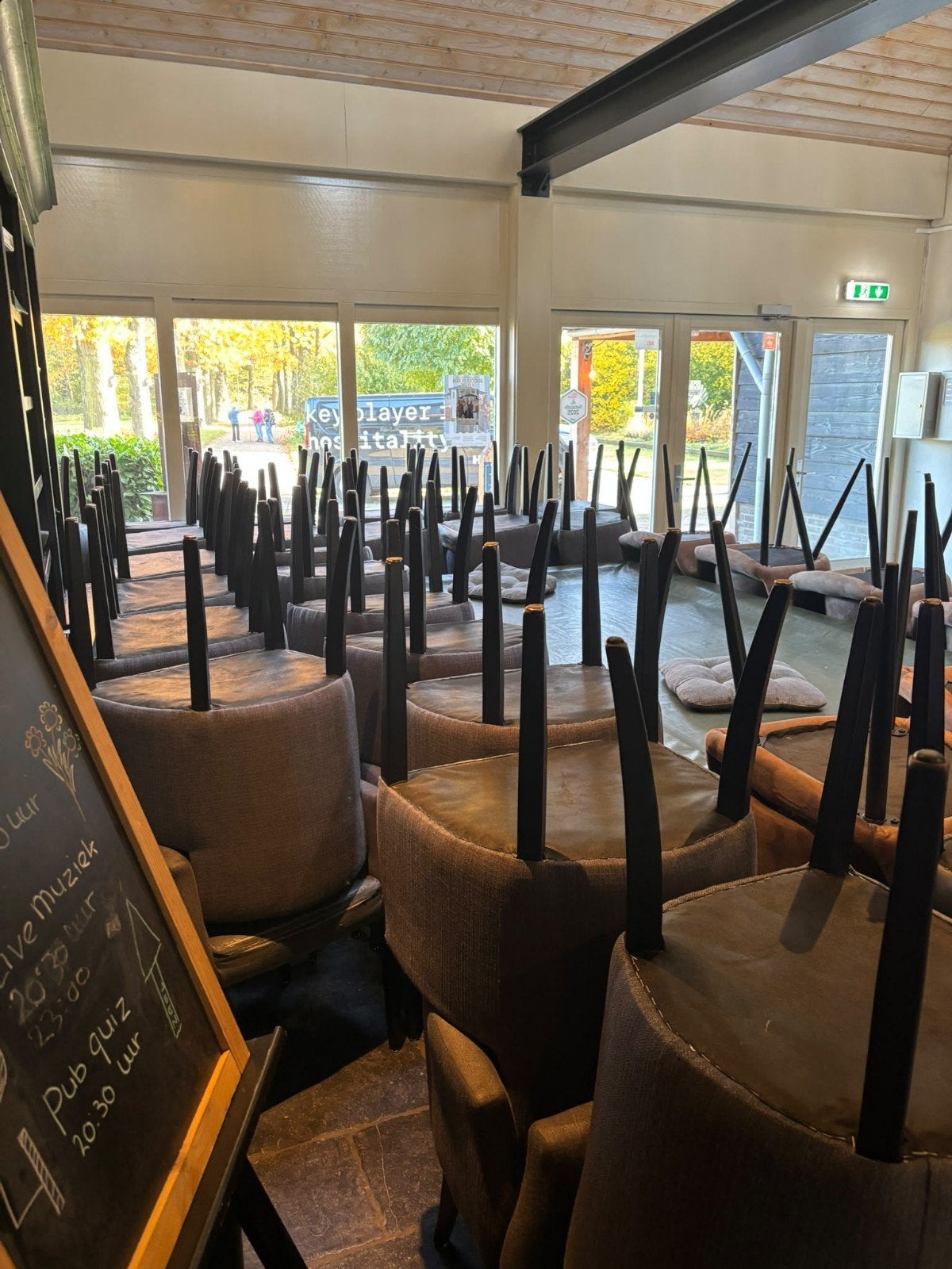 Partij van 49 stevige stoelen - zittingen te stofferen, Ophalen, Gebruikt, Metaal, Grijs