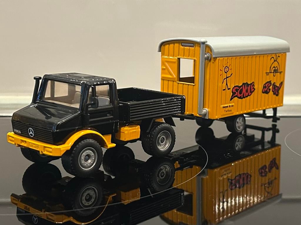 Siku Mercedes Unimog met Bouwkeet 1:55, Verzenden, Zo goed als nieuw, Bus of Vrachtwagen