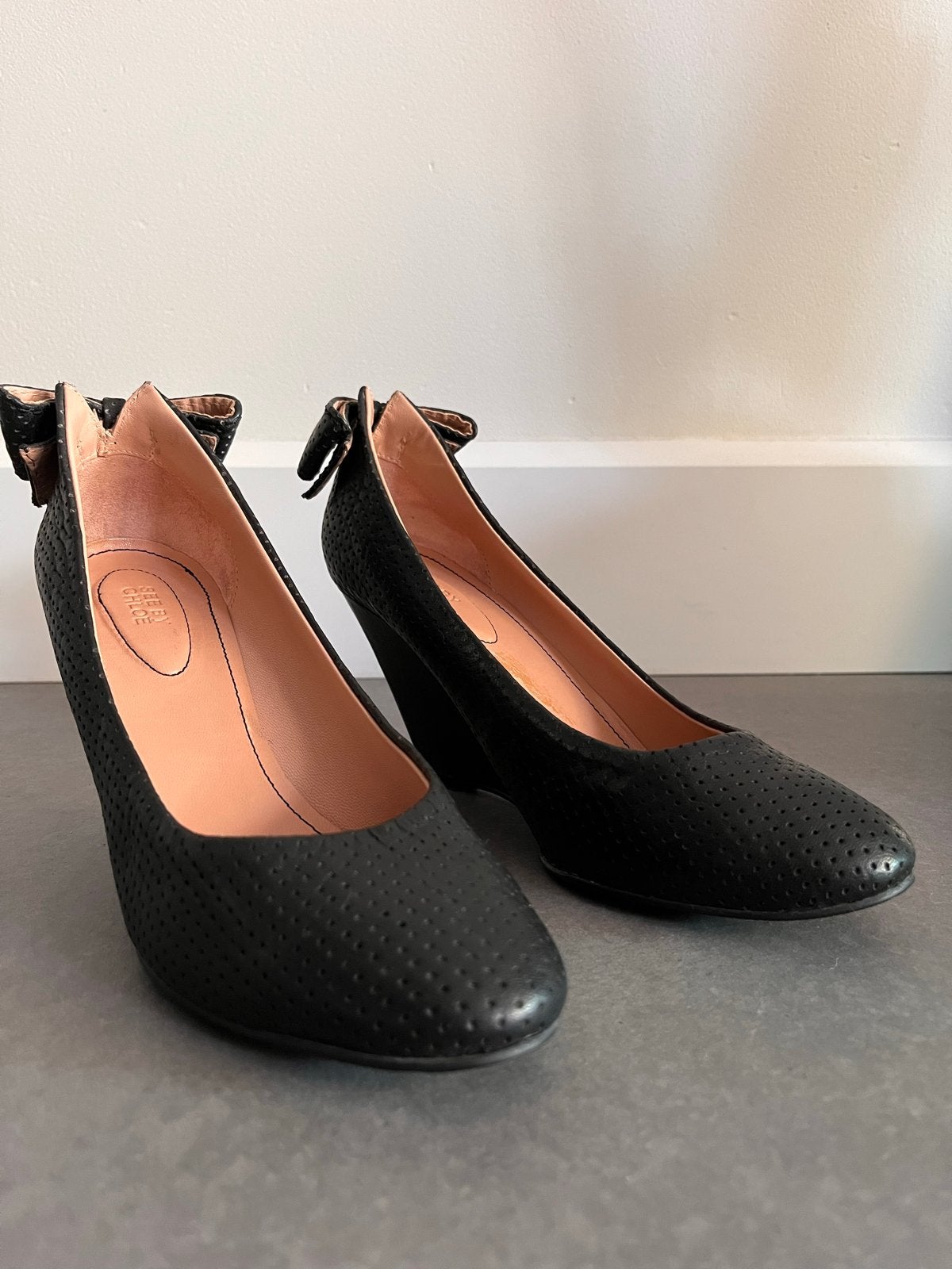 See by Chloé Zwarte Wedges met Strik - Maat 38, Kleding | Dames, Ophalen of Verzenden, Gedragen, Zwart, Schoenen met hoge hakken