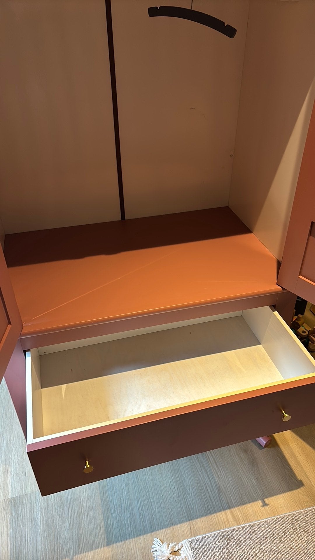 Foto 9 van Vintage commode + kledingkast met messing knoppen Uniques