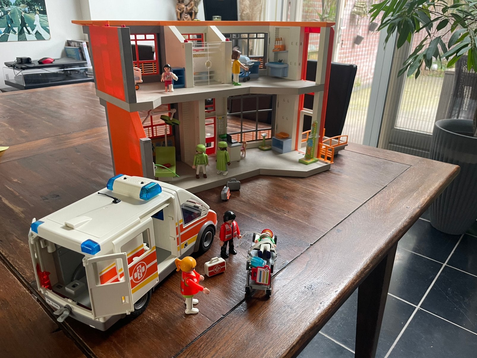 Playmobil 6657 en 6685 Kinderziekenhuis en ziekenwagen, Kinderen en Baby's, Speelgoed | Playmobil, Ophalen of Verzenden, Zo goed als nieuw
