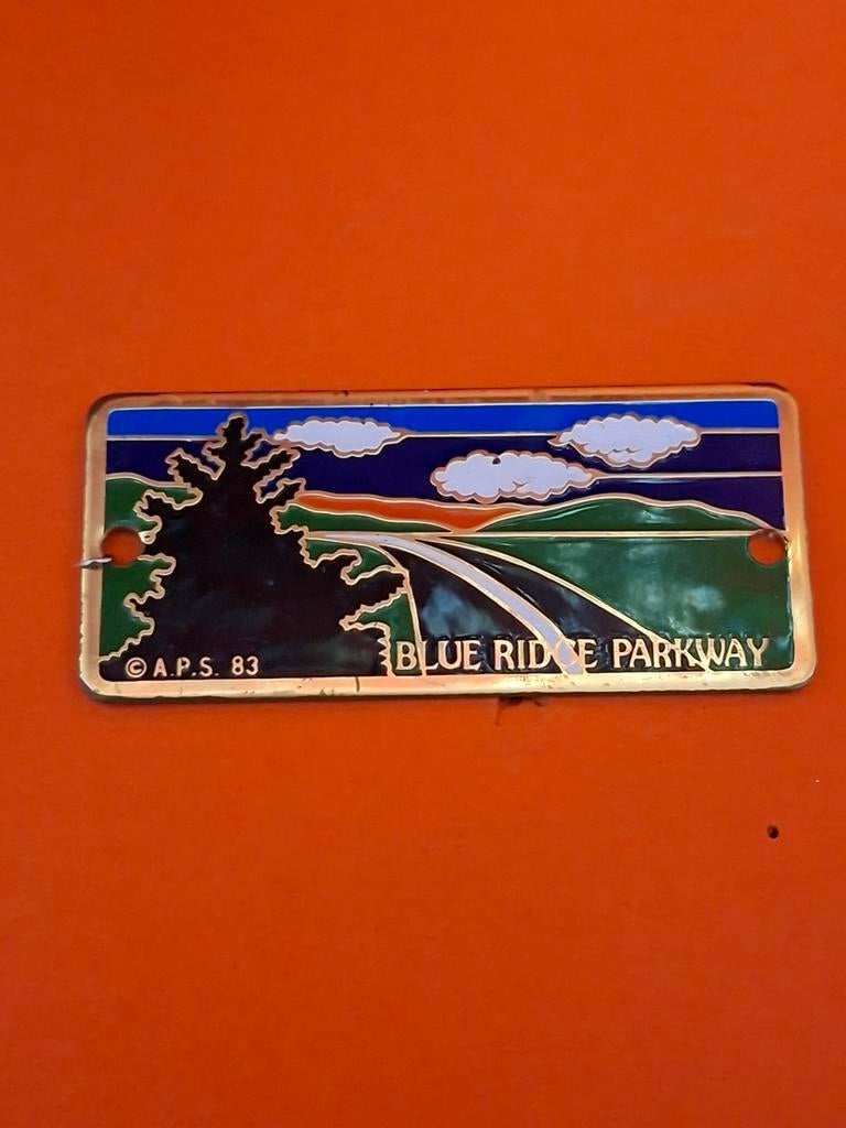 Mooi embleem emaille BLEU RIDGE PARKWAY, Ophalen of Verzenden, Gebruikt, Transport
