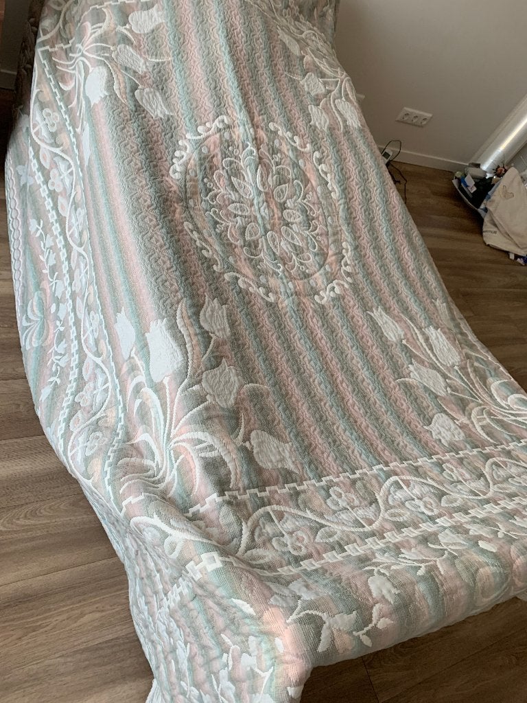 Te koop bedsprei 240 cm breed x 260 cm lang., Ophalen, Gebruikt, Wit, Tweepersoons
