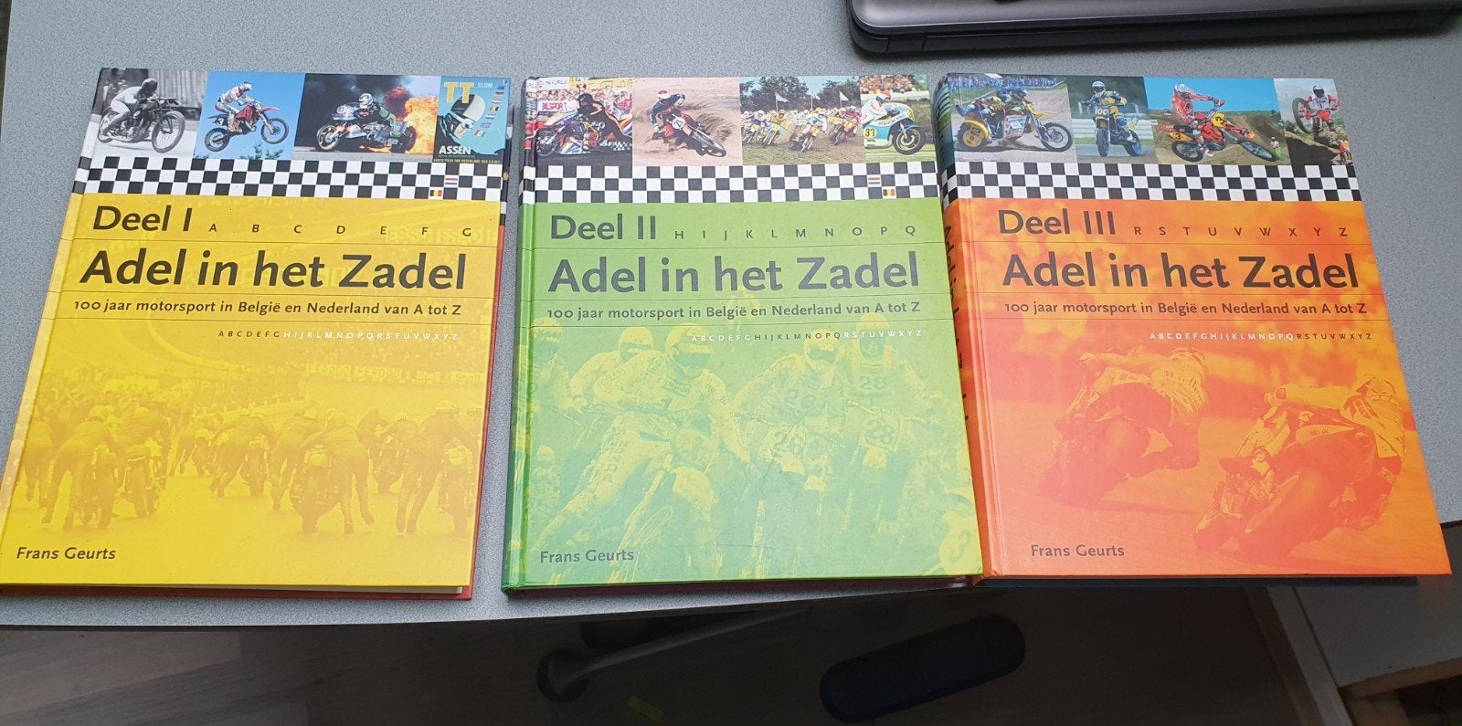 Adel in het Zadel - 100 jaar motorsport (3 delen), Ophalen, Zo goed als nieuw, Frans geurts