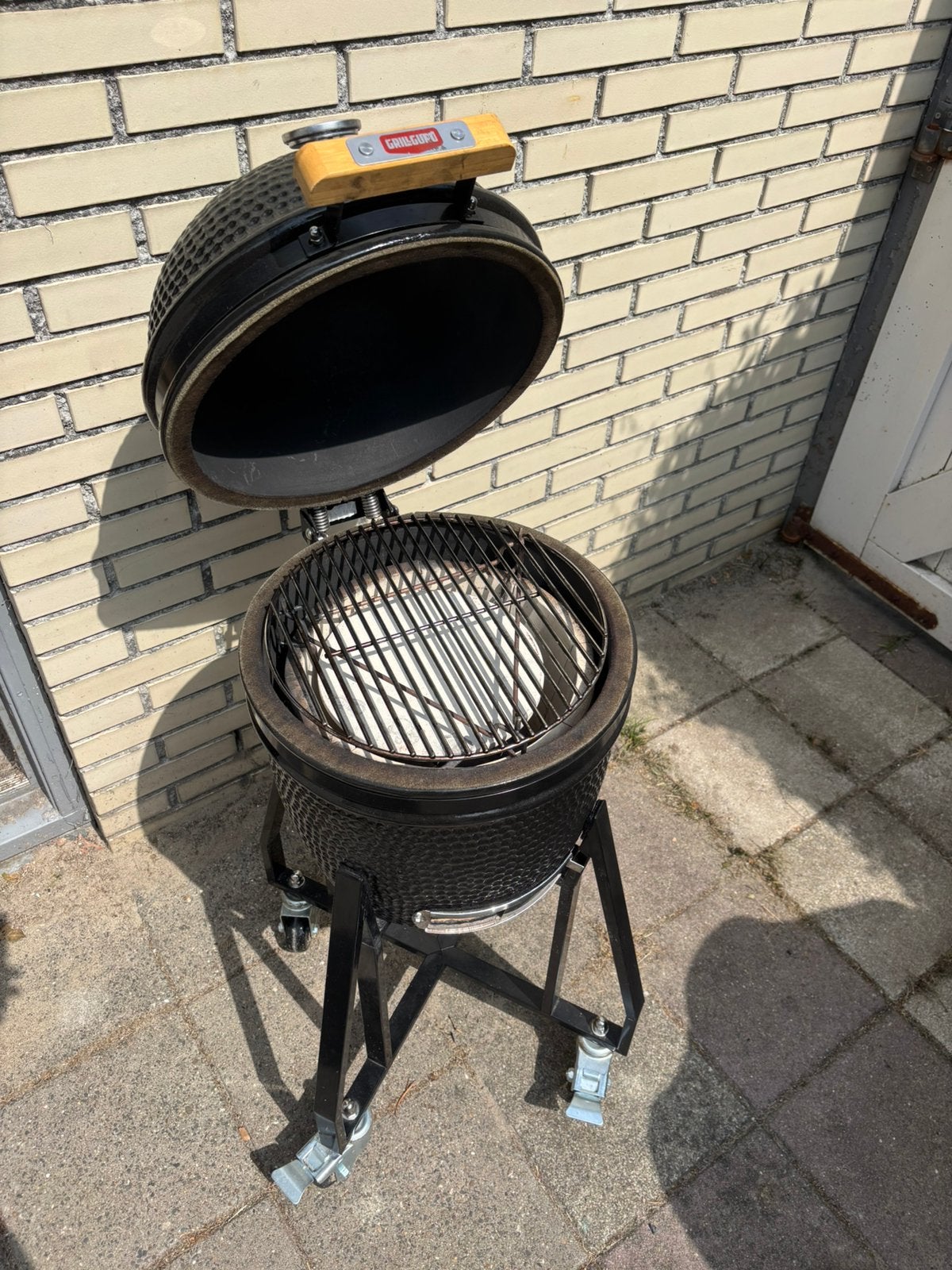 Kamado - Grill Guru Compact met gietijzeren rooster en hoes, Tuin en Terras, Houtskoolbarbecues, Ophalen, Zo goed als nieuw, Met accessoires