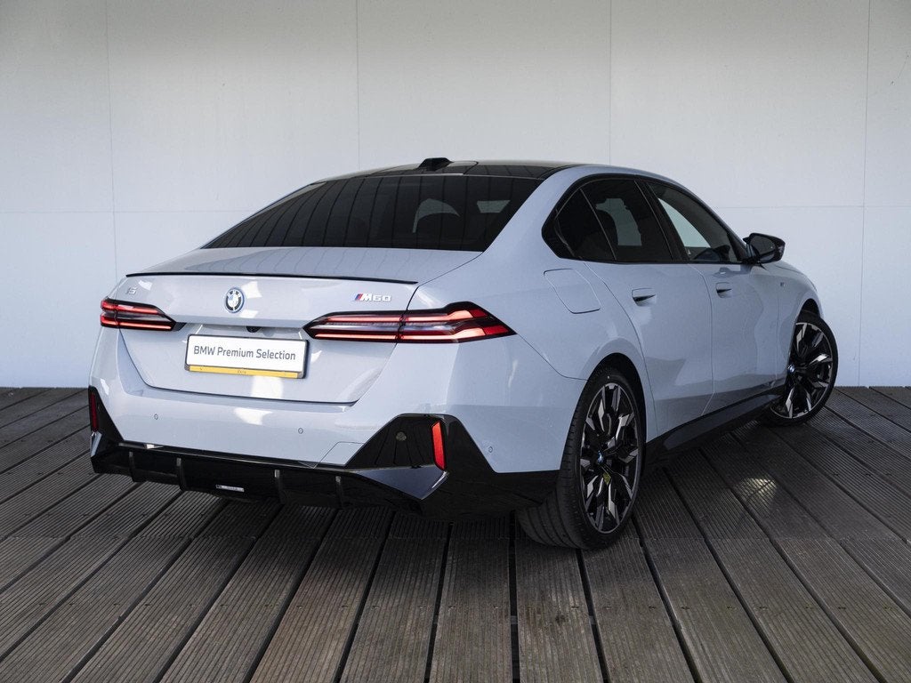BMW i5 M60 | M Sportpakket Pro | Equipment Pack Pro | Travel, Auto's, BMW, Automaat, Stof, Zwart, Vierwielaandrijving