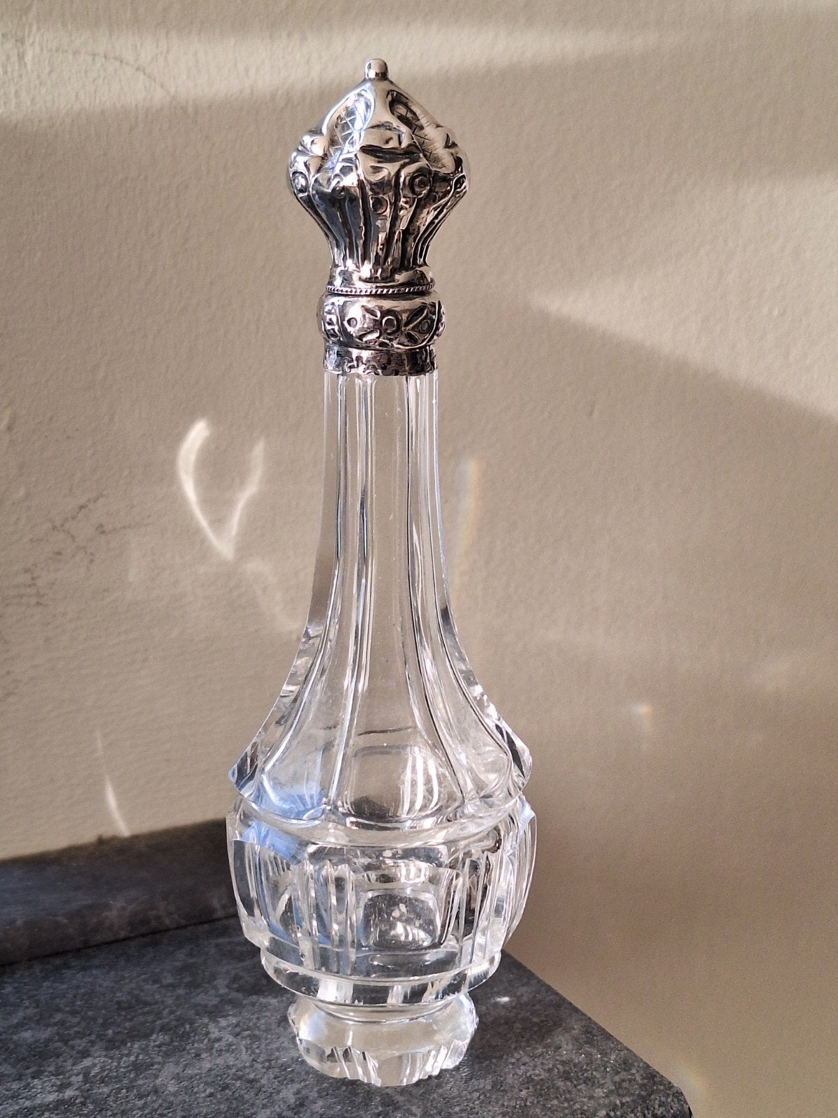antiek kristallen parfumflesje met zilveren dop., Ophalen of Verzenden