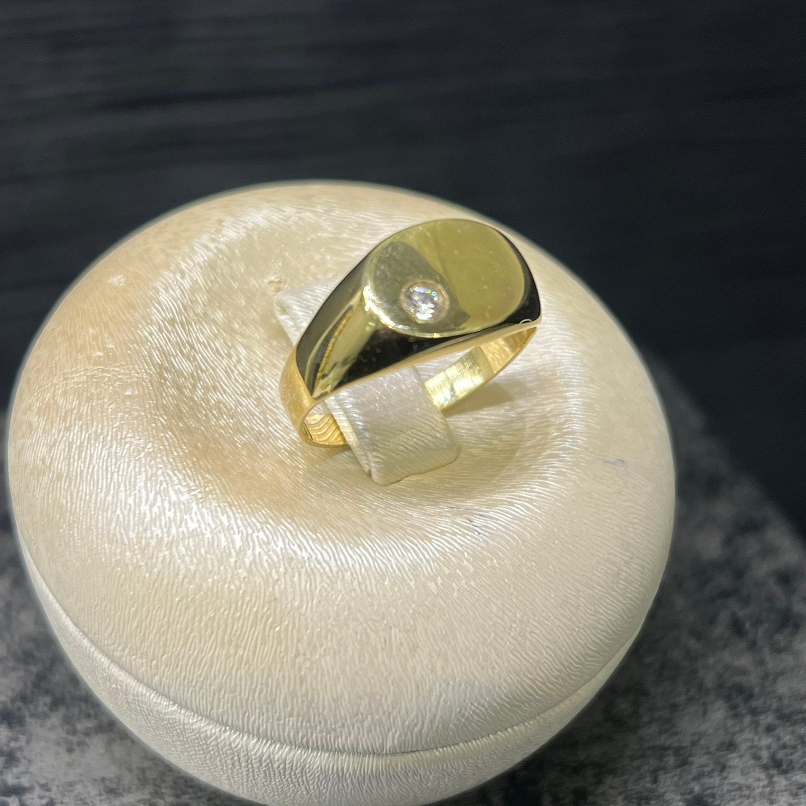 14 karaat gouden ring zegelring met steentje, Ophalen of Verzenden, Zo goed als nieuw, Goud, Dame