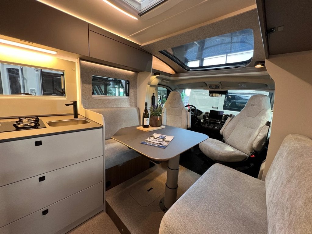 LMC Cruiser 750 EF face to face 2027 automaat, nieuw model, Caravans en Kamperen, Automaat, Raamblindering, Fiat, Verwarmde buitenspiegels