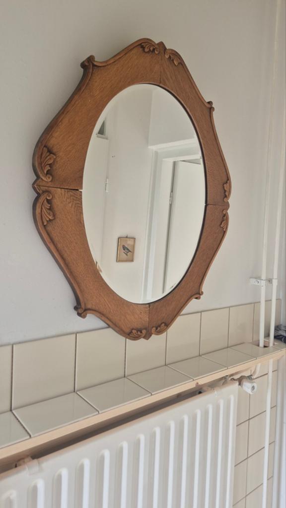 Vintage houten spiegel met sierlijke lijst, Ophalen of Verzenden, Ovaal, 50 tot 100 cm, 100 tot 150 cm