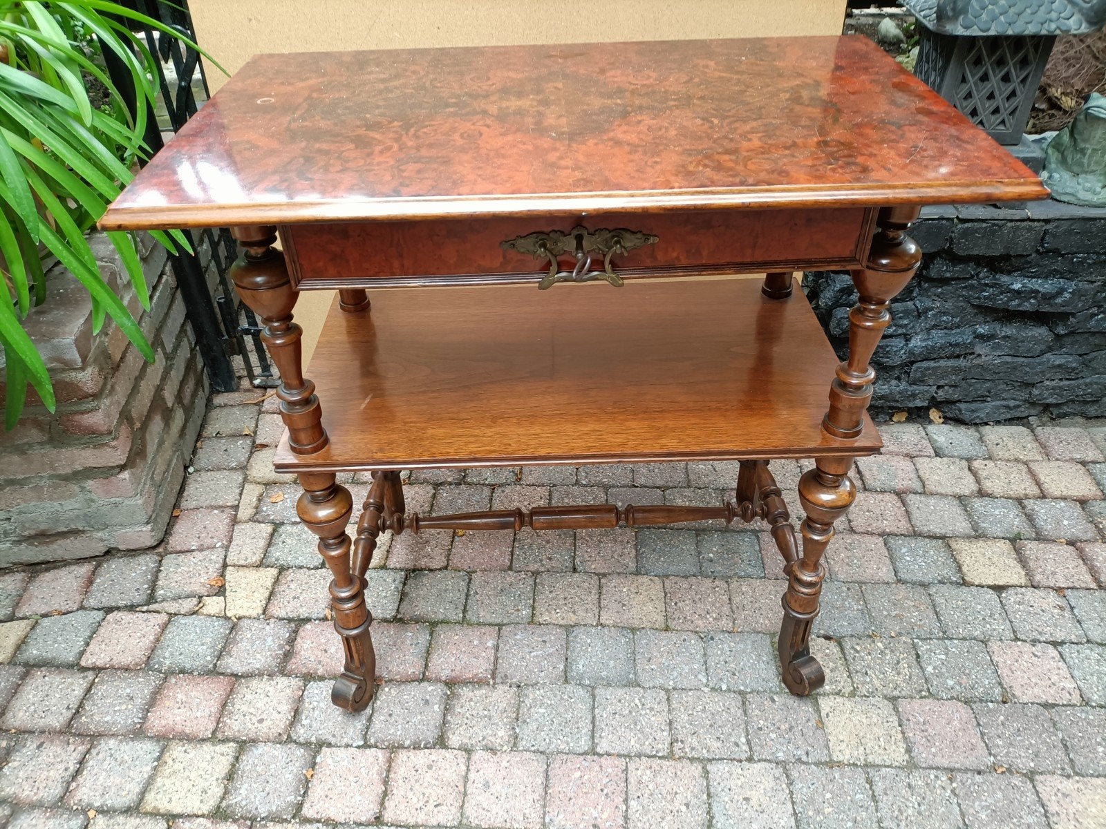 Antieke Franse bijzettafel met lade. Wortelnoten. Vintage., Antiek en Kunst, Antiek | Meubels | Tafels, Ophalen