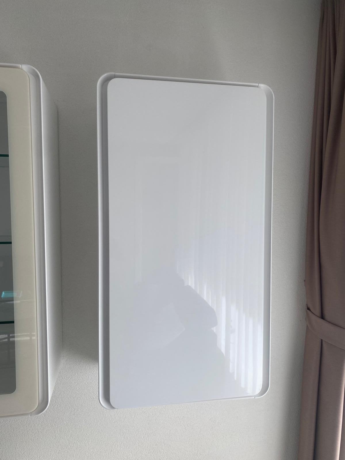 Moderne witte wandkast met glazen deuren en planken