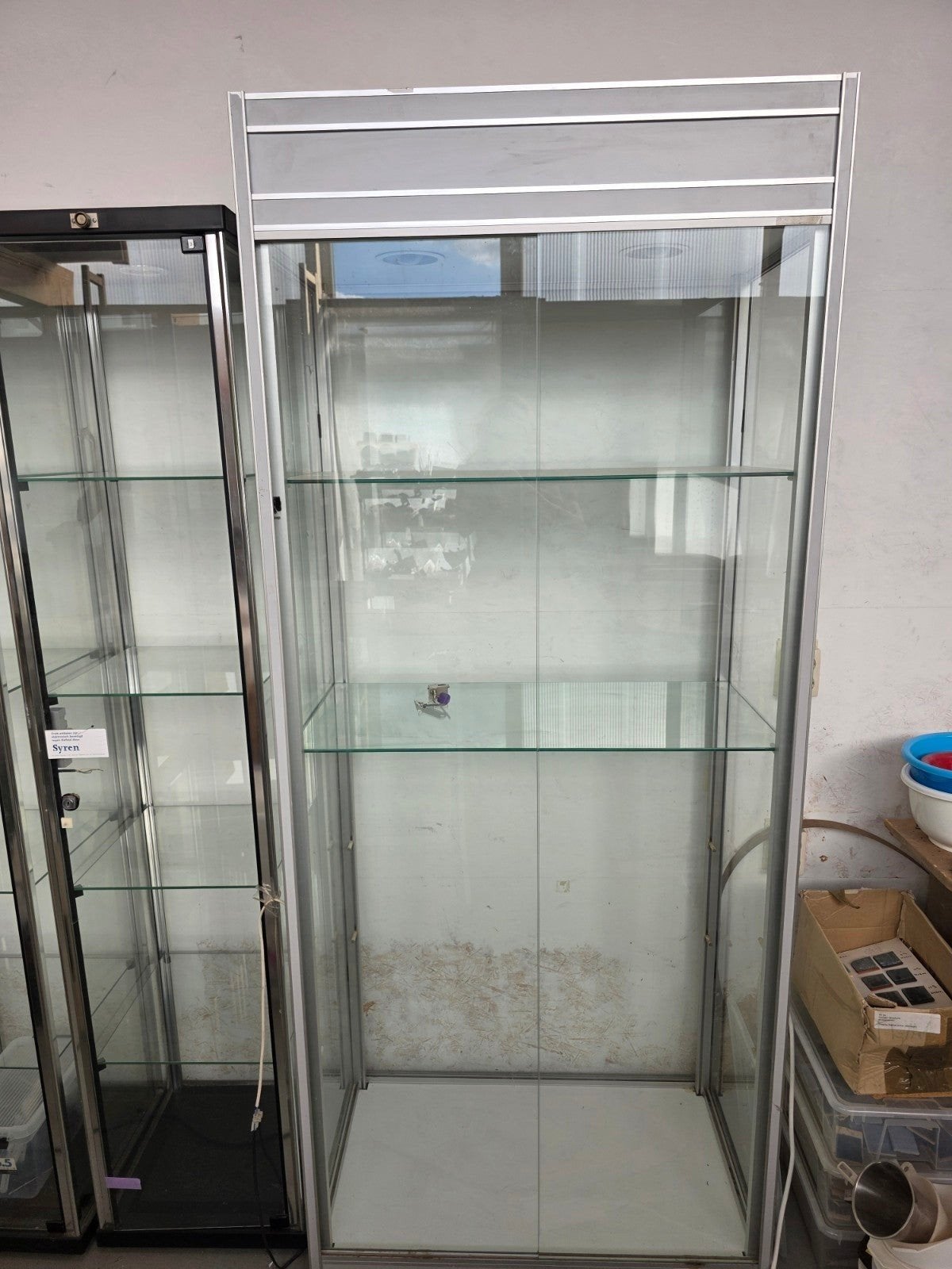 Glazen vitrinekast met schuifdeuren en 2 planken, Ophalen, Modern, functioneel, 50 tot 100 cm, Glas