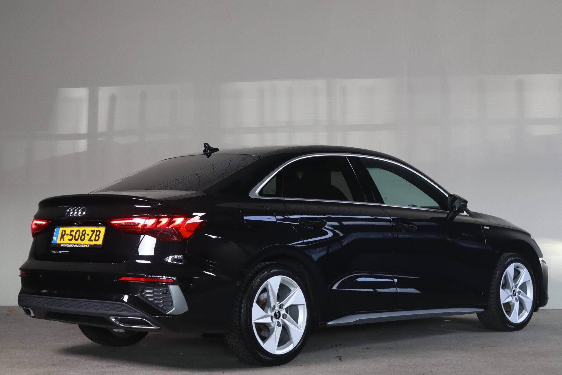 Audi A3 Limousine 35 TFSI S edition - NL Auto! Stoelverw I 3, Auto's, 4 cilinders, 150 pk, Leder en Stof, Zwart