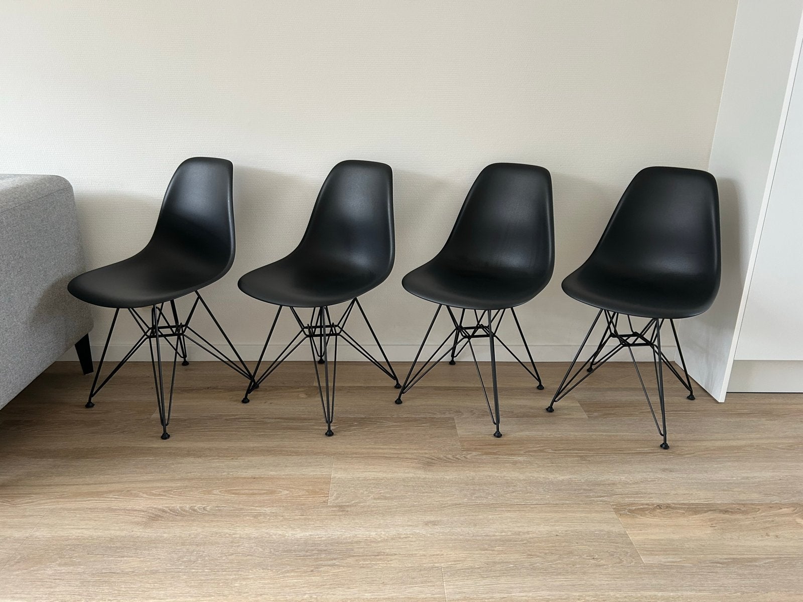 Set van 4 originele Vitra Eames DSR stoelen - Zwart, Huis en Inrichting, Ophalen, Kunststof, Zwart, Zo goed als nieuw