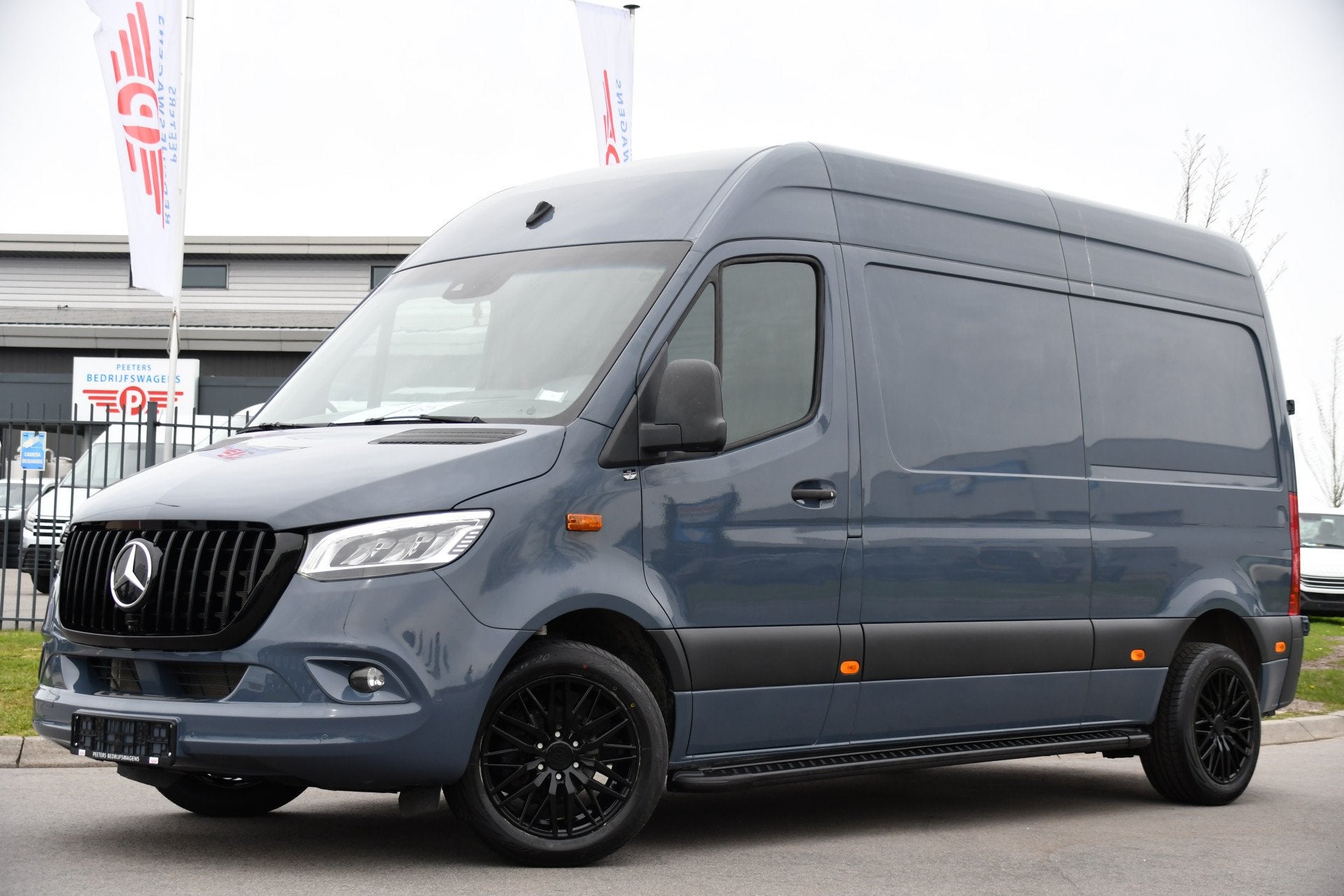 Foto 4 van Mercedes-Benz Sprinter 315 1.9 CDI L2H2 AMG Edition Adaptiev