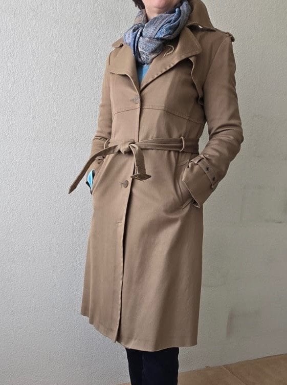 Trenchcoat - merk MAURA (CS)- camelkleurig - maat 38, Kleding | Dames, Maat 38/40 (M), Bruin, Ophalen of Verzenden, Maura - Claudia Strater