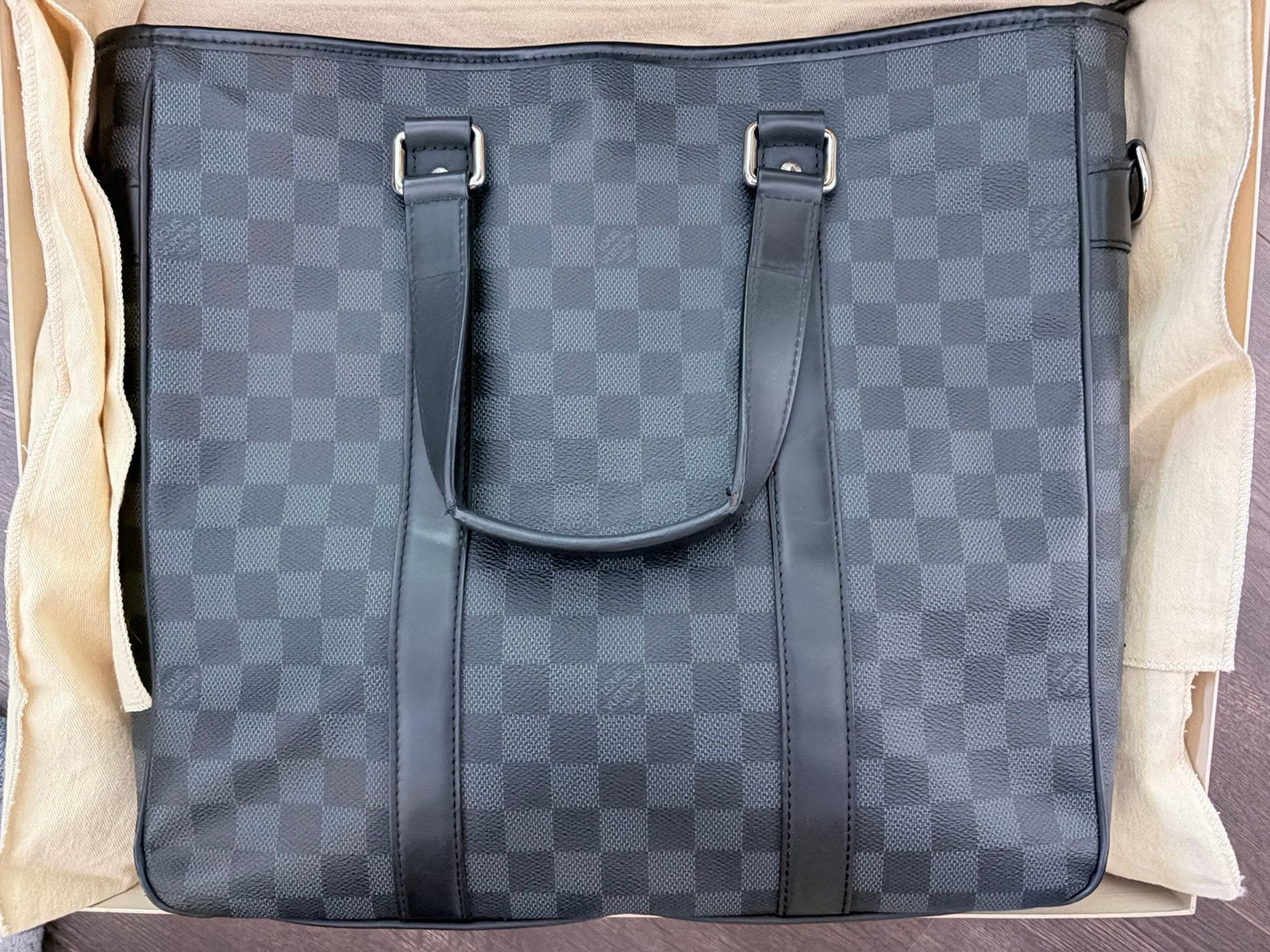 Louis Vuitton tadao pm damier graphite, Sieraden, Tassen en Uiterlijk, Tassen | Schoudertassen, Zo goed als nieuw, Zwart, Ophalen