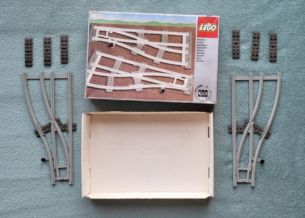Lego trein 4,5 Volt grijze rails wissels (set 7852) + doos., Gebruikt, Compleet, Lego, Ophalen of Verzenden