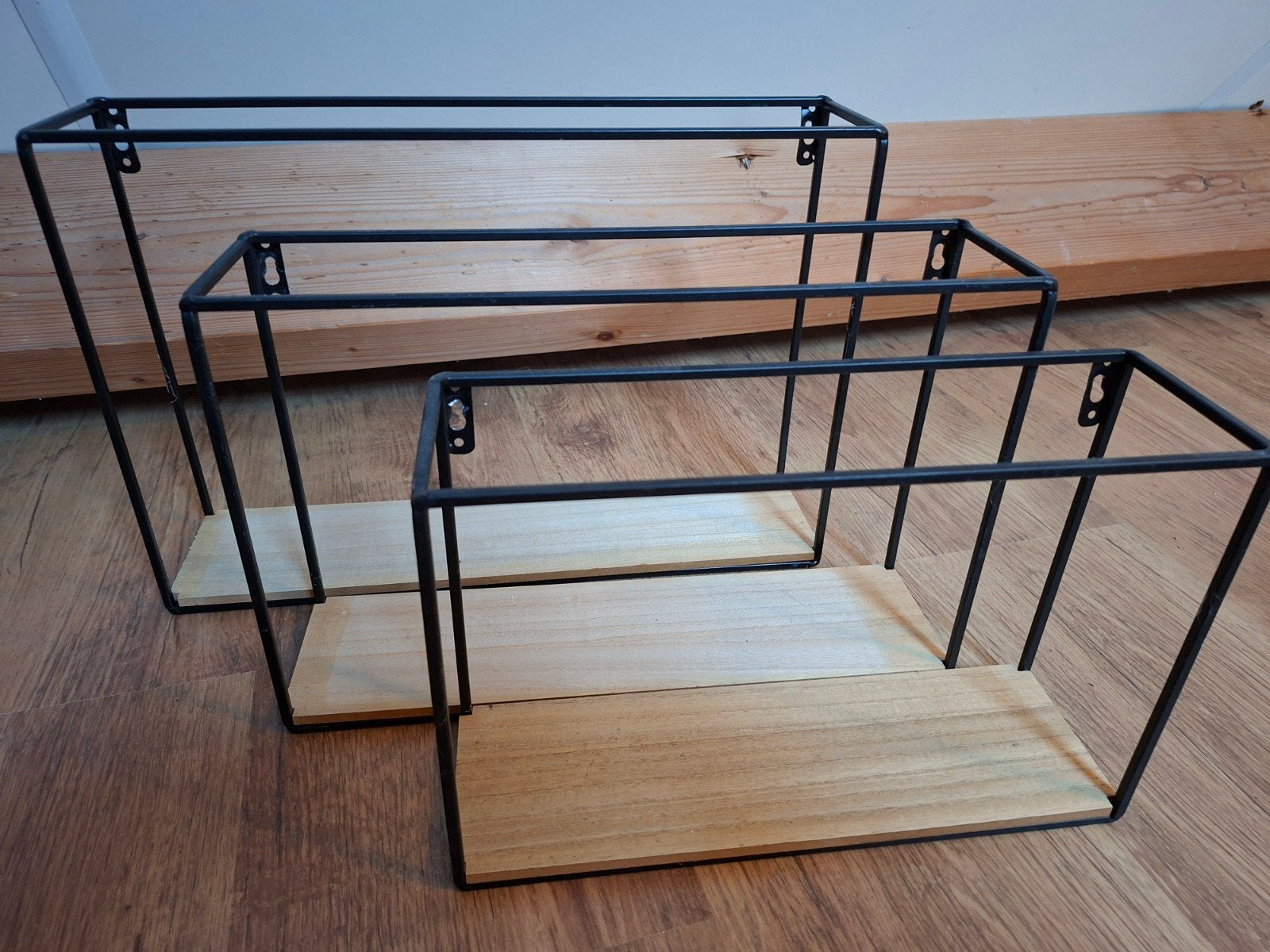 Set van 3 Leen Bakker wandplanken, zwart metaal/hout, Ophalen