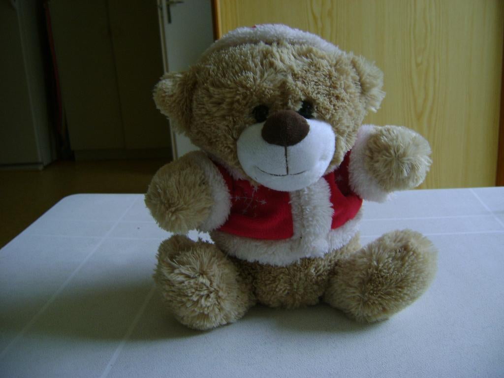 kerstbeer met kerstjas en cappuchon van eric 25cm hoog, Diversen, Kerst, Ophalen of Verzenden, Zo goed als nieuw
