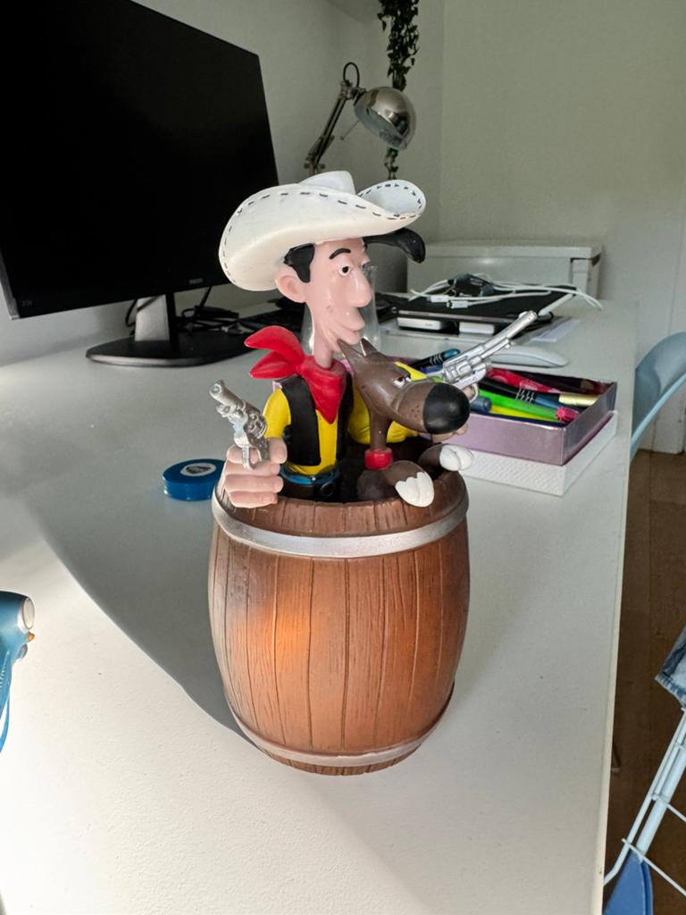 Lucky Luke Spaarpot - 20 cm groot, Verzamelen, Poppetjes en Figuurtjes, Ophalen of Verzenden, Zo goed als nieuw
