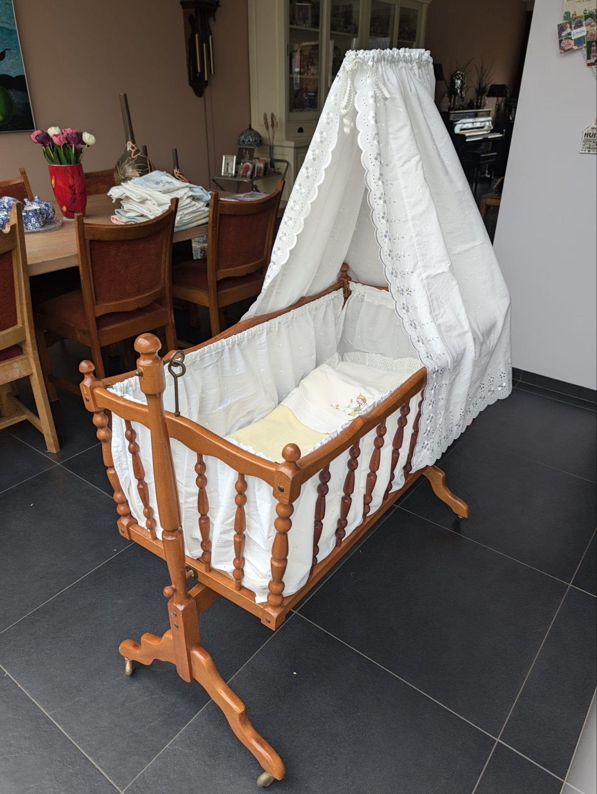 Mooie vintage houten wieg met hemeltje en bekleding, Ophalen, Zo goed als nieuw, Wieg