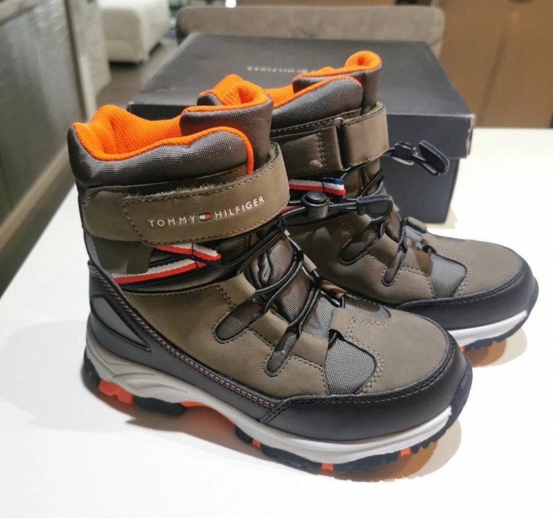 Nieuwe Tommy Hilfiger Snowboots Maat 32 met kaartje en doos, Jongen of Meisje, Nieuw, Ophalen of Verzenden, Laarzen