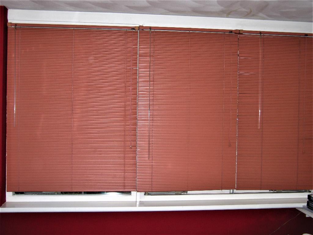 Zalmkleurige aluminium jaloezieën, merk Decosol Jalousette, Huis en Inrichting, Stoffering | Gordijnen en Lamellen, Ophalen, Gebruikt