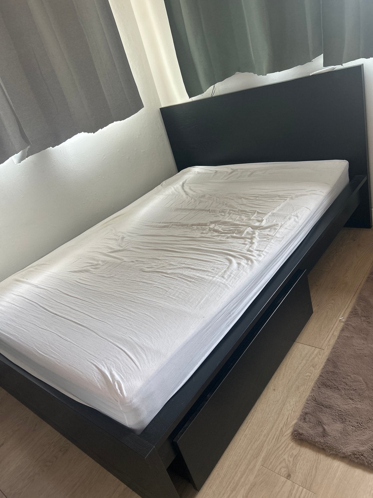 Zwart Ikea Malm bedonderstel 140cm x 200cm met lade, Ophalen, Zwart, 140 cm, Zo goed als nieuw
