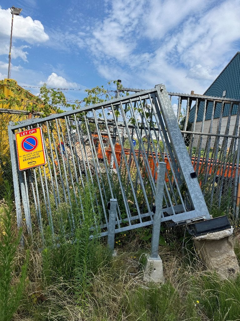 Hekwerk met elektrische poort, Ophalen, Met poort, Spijlenhekwerk, Zo goed als nieuw