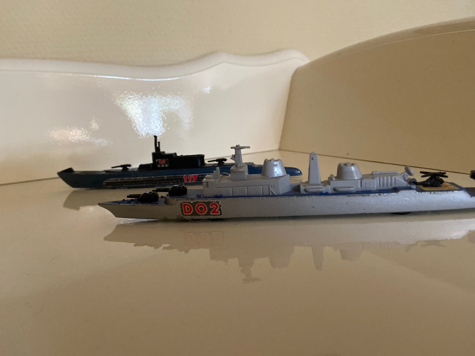 Matchbox speelgoedboten: onderzeeër en raketkruiser, Ophalen of Verzenden, Marine, Overige typen