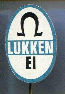 Lukken ei blauw/zwart op blik speldje ( W_247 ), Verzenden, Zo goed als nieuw, Merk, Speldje of Pin