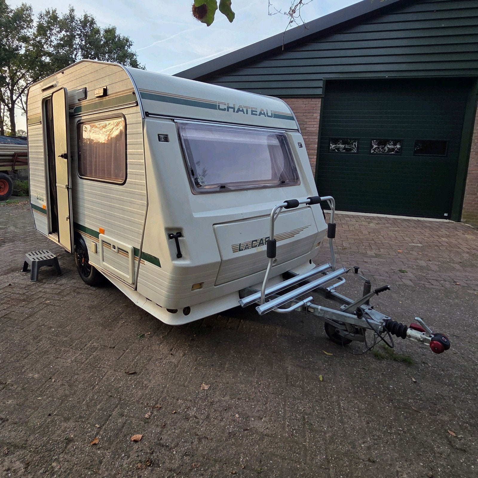 Chateau 330 Caravan, Ophalen