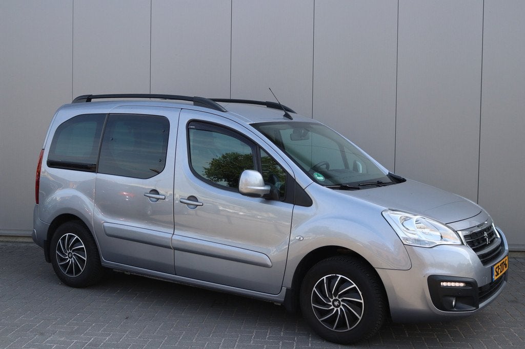 Peugeot Partner Tepee 1.2 PureT. 110PK Allure Trekhaak/Navig, Auto's, Stof, 1199 cc, Met garantie (alle), Bedrijf