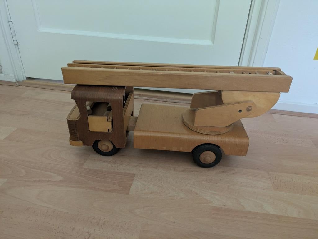 Houten kraanwagen met uitschuifbare ladder, Ophalen of Verzenden, Gebruikt