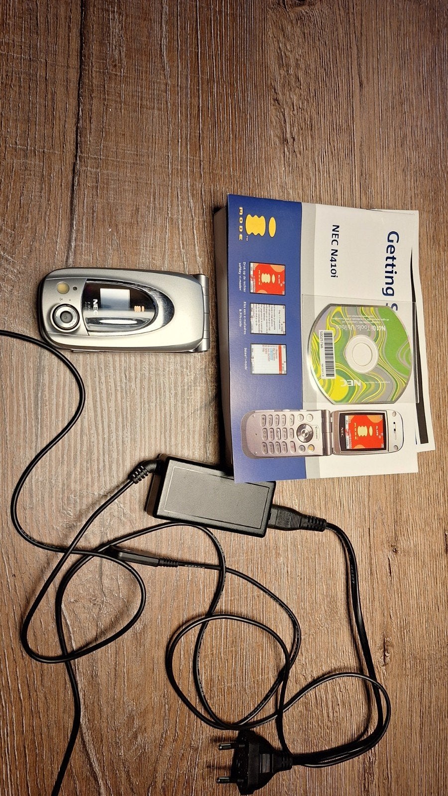 NEC N410i Klaptelefoon met oplader en boekjes, Ophalen, Gebruikt, Inklapmodel, Minder dan 3 megapixel