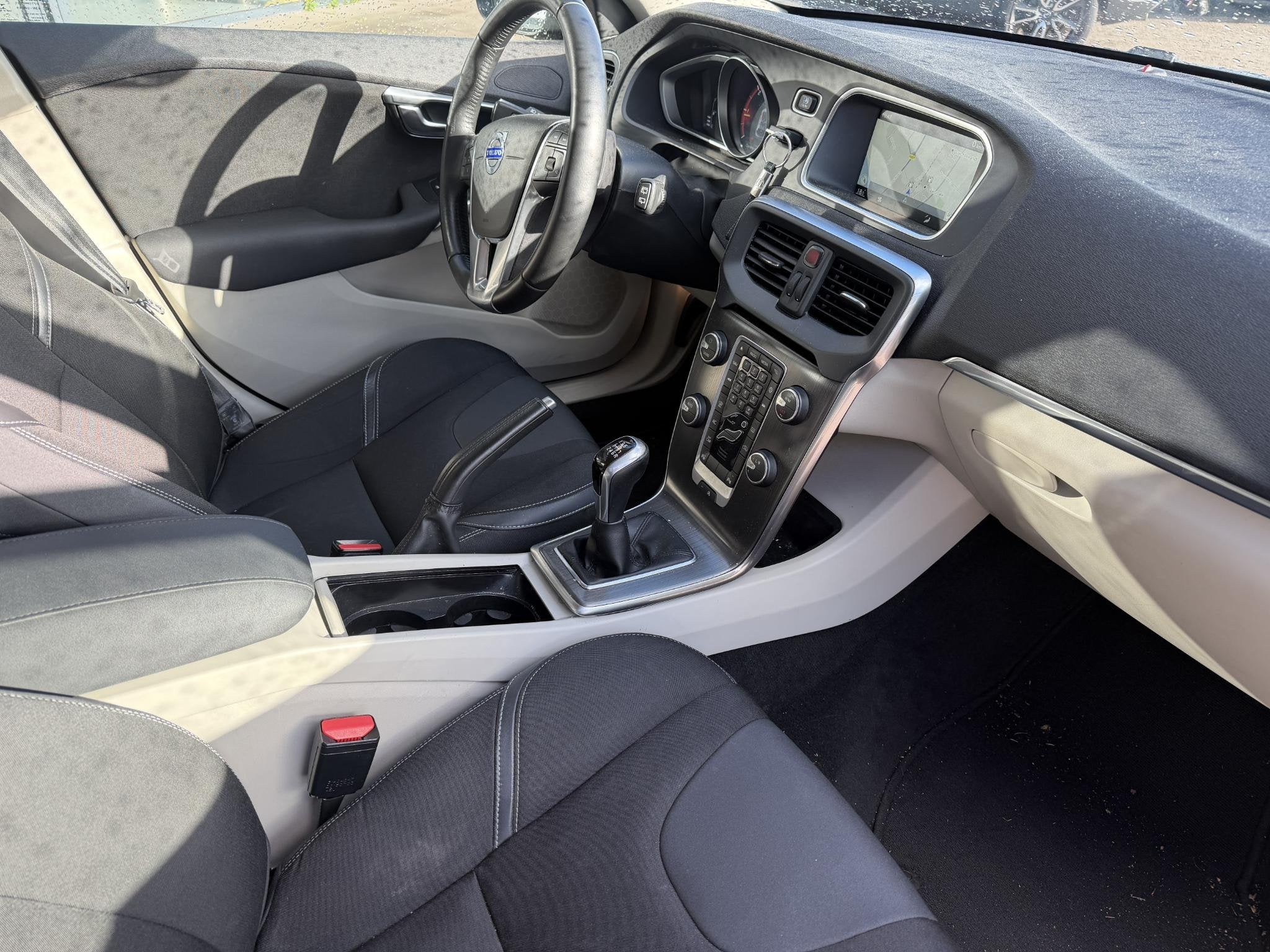 Volvo V40 2.0 D2 Momentum Business CRUISE | AIRCO | NAVIGATI, Auto's, Voorwielaandrijving, Gebruikt, Euro 6, 4 cilinders