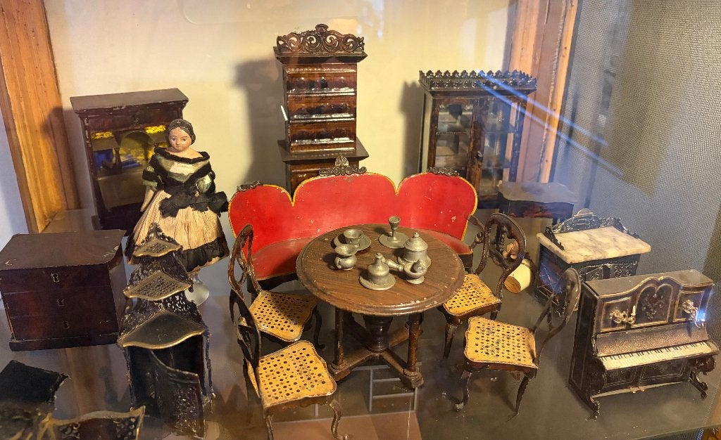 Antieke interieur poppenhuis, Ophalen