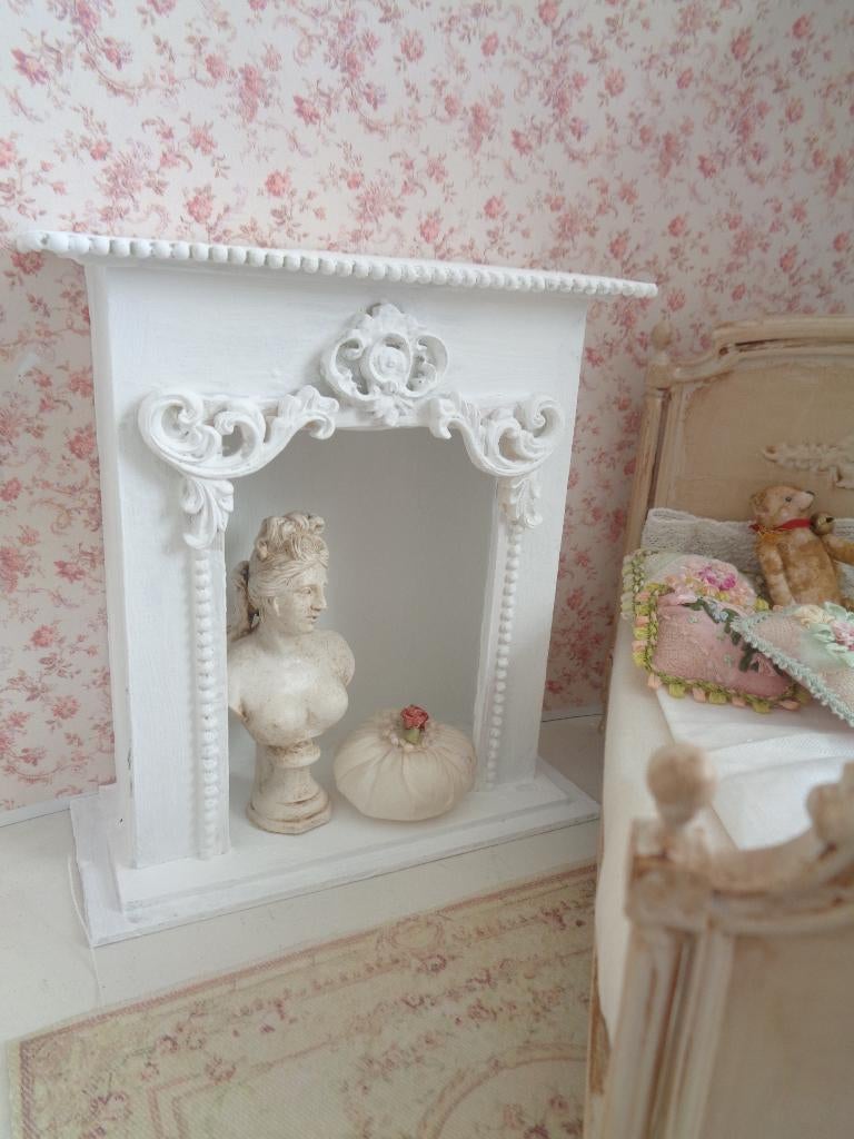 Brocante witte schouw...Poppenhuis 1:12….(Nr R26), Verzamelen, Poppenhuizen en Toebehoren, Ophalen of Verzenden, Nieuw, Poppenhuis