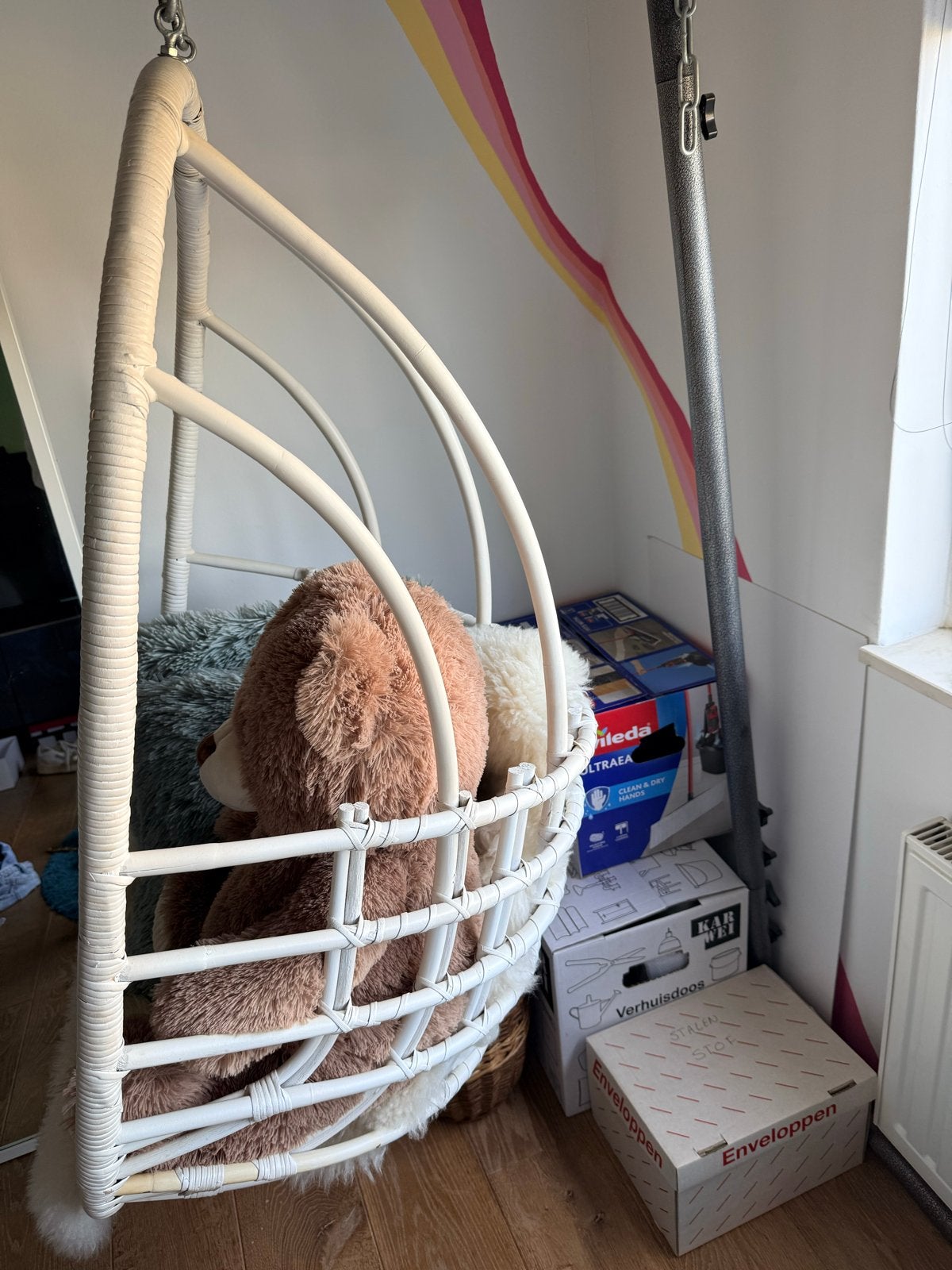 Sissy boy witte rotan hangstoel met wandstandaard, Ophalen, Wit, Riet of Rotan, Zo goed als nieuw
