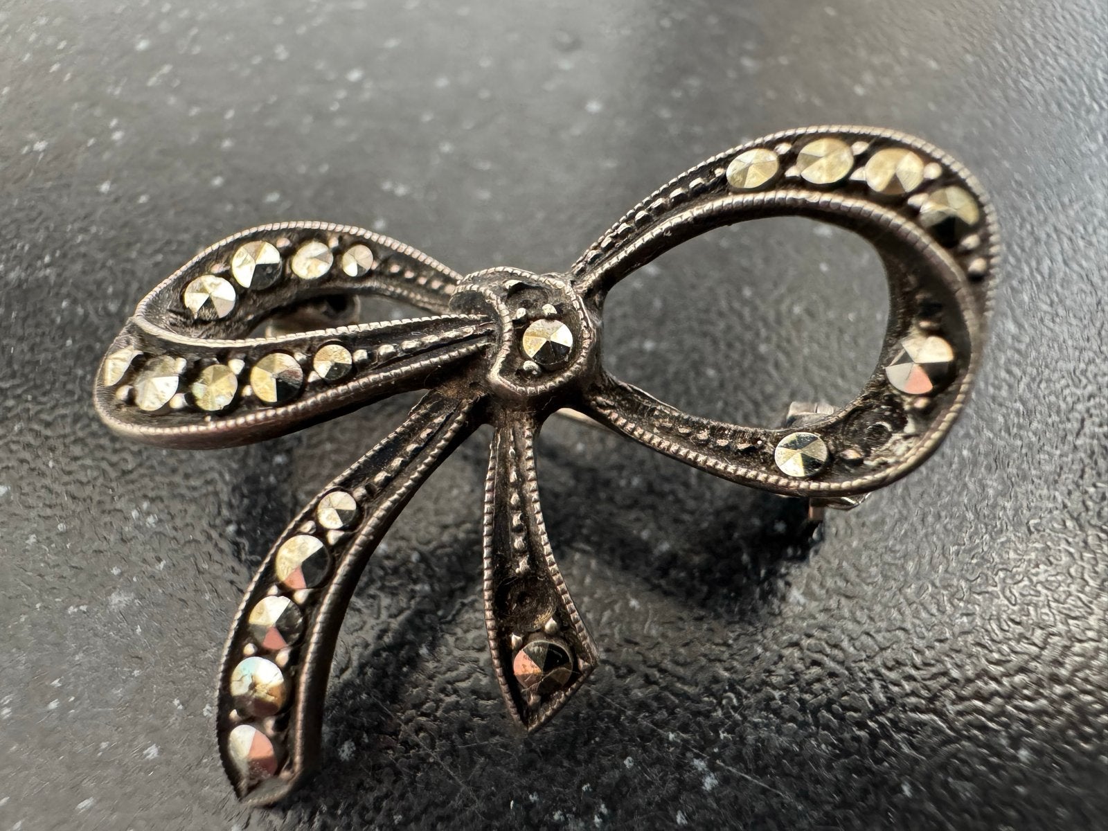 Vintage Zilveren Strik Broche met Markasiet - 835 Zilver, Met kristal, 4 tot 7 cm, Gebruikt, Ophalen of Verzenden
