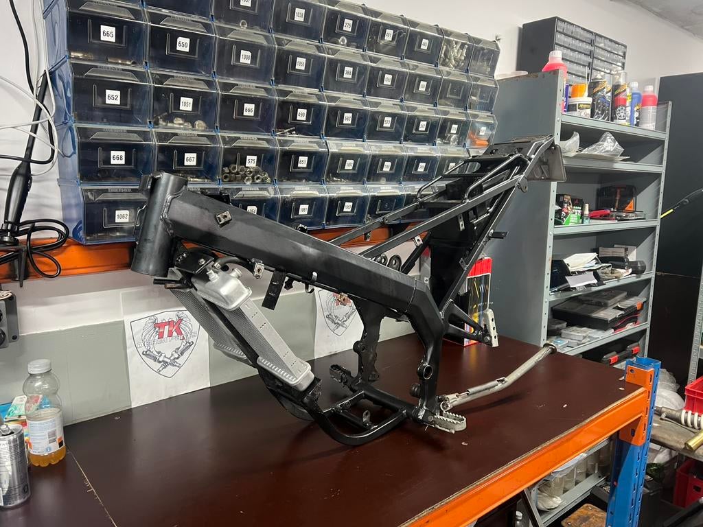 Derbi drd limited frame met dubbele radiateur, Fietsen en Brommers, Brommeronderdelen | Algemeen, Zo goed als nieuw, Frame, Ophalen