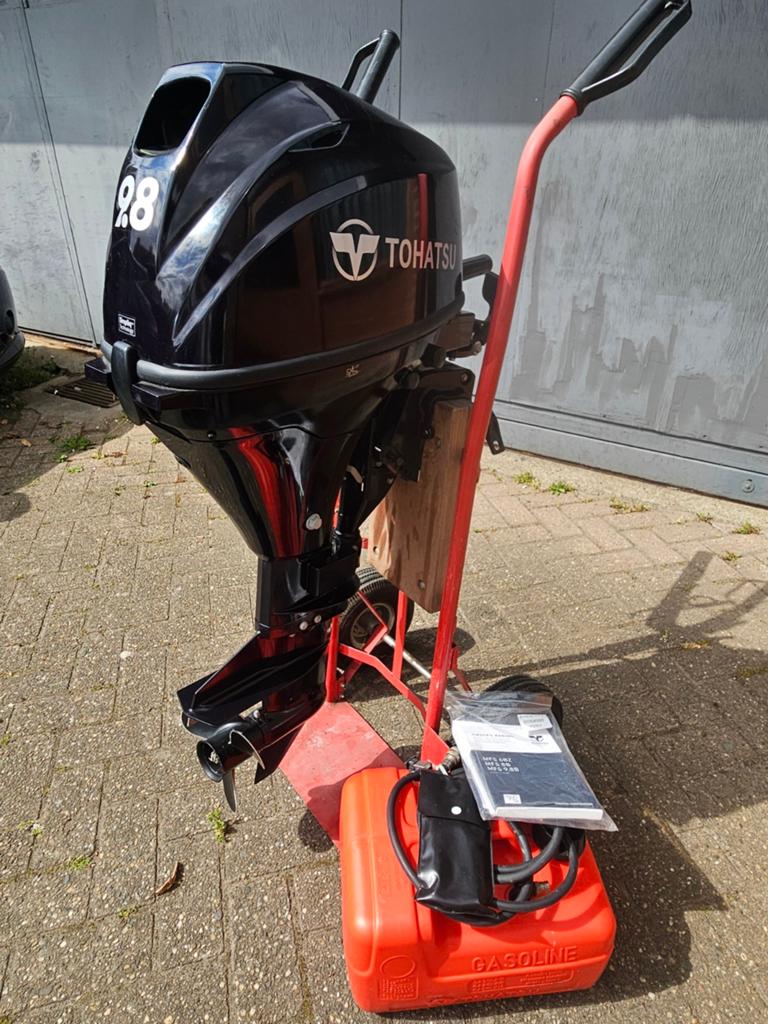 Tohatsu BJ2021 9.8pk 4takt buitenboordmotor met tank. IZGST., Ophalen, 5 tot 10 pk, Zo goed als nieuw, Buitenboordmotor