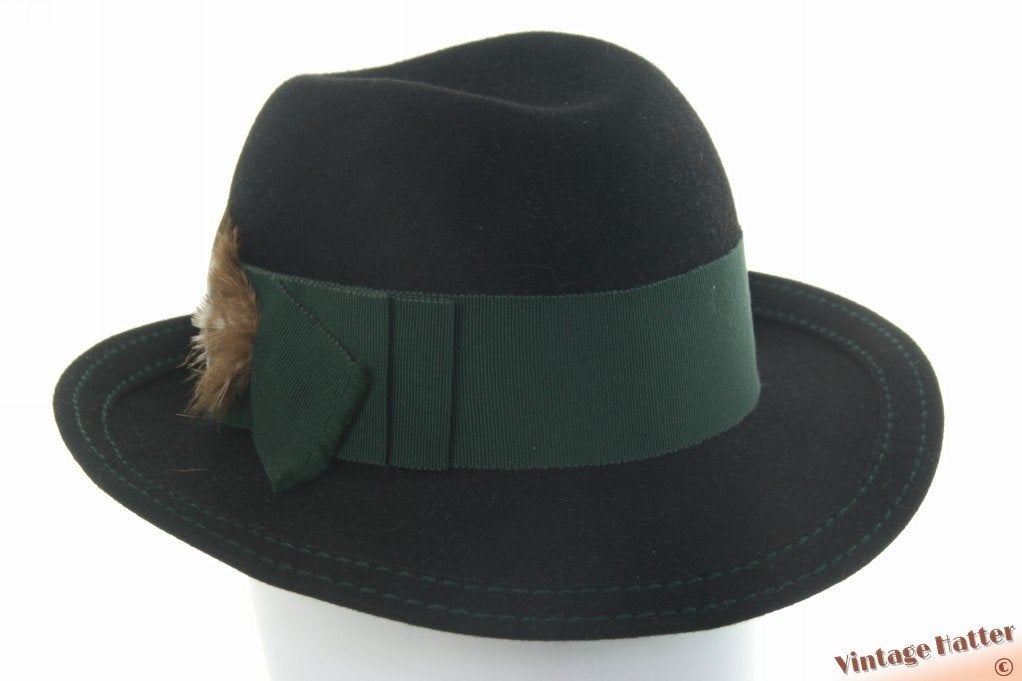 Dameshoed Mayser-Milz zwart haarvilt groene band veertjes 56, 56 of 57 cm (M, 7 of 7⅛ inch), Mayser, Hoed, Ophalen of Verzenden