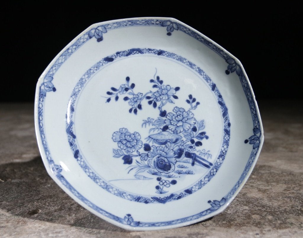Achtkantig Chinees blauw-wit bord - Qianlong 18e eeuw, Ophalen