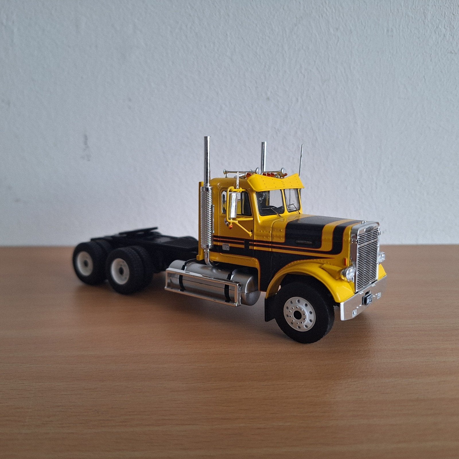 Te koop Ixo 1:43 Freigtliner logging truck, Hobby en Vrije tijd, Modelauto's | 1:43, Ophalen of Verzenden, Nieuw, Bus of Vrachtwagen