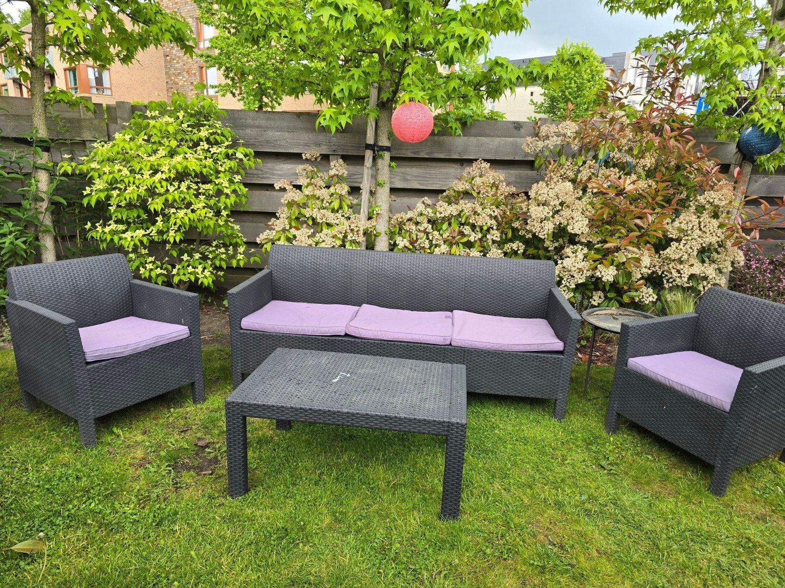 Complete tuinset: 2 stoelen, 3-persoons bank en salontafel, Ophalen, 5 zitplaatsen, Kunststof, Gebruikt